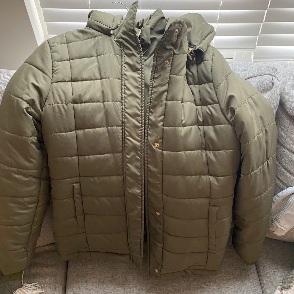 Puffer coat with detachable hood and gold accents
